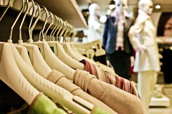 Recykling w modzie – jak zakup używanej odzieży wpływa na środowisko?