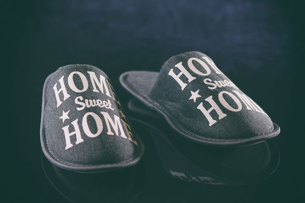 Stylowe i ciepłe - najmodniejsze modele obuwia domowego